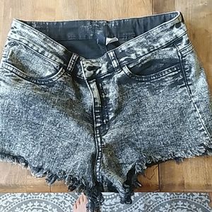 Divided distressed cut off shorts